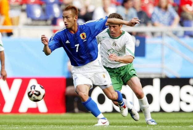 Hidetoshi Nakata (Japan, li.) gegen Gerardo Torrado (Mexiko) Fußball Länderspiel Herren Confederations Cup 2005, Confederationscup, Konföderationencup, Konföderationen, Confedcup, Gruppe Hannover Dynamik,