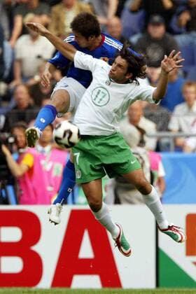 Jose Fonseca (Mexiko, vorn) gegen Takayuki Chano (Japan) Fußball Länderspiel Herren Confederations Cup 2005, Confederationscup, Konföderationencup, Konföderationen, Confedcup, Gruppe Hannover Dynamik, Höhe, Kampf,
