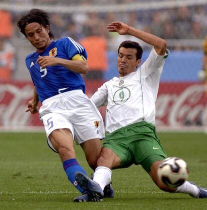 Jared Borgetti (Mexiko, re.) gegen Tsuneyasu Miyamoto (Japan) Fußball Länderspiel Herren Confederations Cup 2005, Confederationscup, Konföderationencup, Konföderationen, Confedcup Gruppe Hannover Dynamik, Kampf,