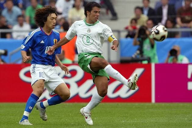 Shunsuke Nakamura (li., Japan) gegen Pavel Pardo (Mexiko) Fußball Länderspiel Herren Confederations Cup 2005, Confederationscup, Konföderationencup, Konföderationen, Gruppe B, Vdig Gruppe Hannover Dynamik,