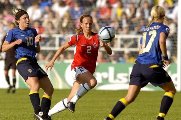 Ane Stangeland (Mitte, Norwegen) gegen Hanna Ljungberg (Schweden) Fußball EM Damen Europameisterschaft 2005, Frauen, Frauenfußball, Halbfinale, Schweden - Norwegen 2:3 n.V., Vdig Gruppe Warrington Dynamik,