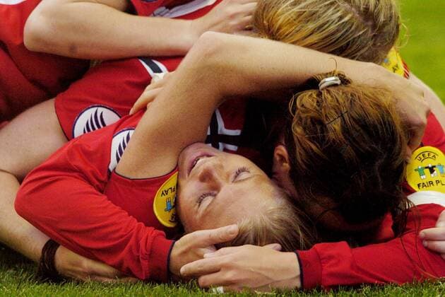 Torjubel Norwegen: Solveig Gulbrandsen (unten) wird ob ihres Treffers in der Verlängerung gefeiert Fußball EM Damen Europameisterschaft 2005, Frauen, Frauenfußball, Halbfinale, Länderspiel, Vdig Gruppe Warrington Freude, Begeisterung,