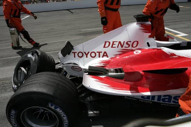 Ralf Schumacher (Deutschland Toyota) hat es das linke Hinterrad abgerissen Motorsport Grand Prix Herren Großer Preis der USA 2005, Formel 1 Weltmeisterschaft, F1, F, GP, WM, Einzelbild Indianapolis