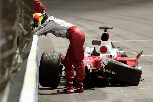 Ralf Schumacher (Deutschland Toyota) enttäuscht neben seinem zerstörten Boliden Motorsport Grand Prix Herren Großer Preis der USA 2005, Formel 1 Weltmeisterschaft, F1, F, GP, WM, Einzelbild Indianapolis Enttäuschung,