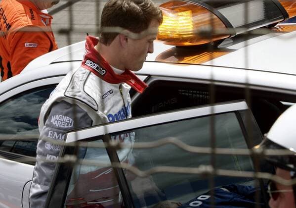 Ralf Schumacher (Deutschland Toyota) steigt nach seinem Unfall ins Safetycar Motorsport Grand Prix Herren Großer Preis der USA 2005, Formel 1 Weltmeisterschaft, F1, F, GP, WM, Einzelbild Indianapolis