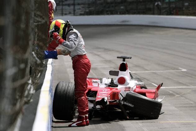 Ralf Schumacher (Deutschland Toyota) nach seinem Unfall enttäuscht neben dem zerstörten Boliden Motorsport Grand Prix Herren Großer Preis der USA 2005, Formel 1 Weltmeisterschaft, F1, F, GP, WM, Einzelbild Indianapolis Enttäuschung,