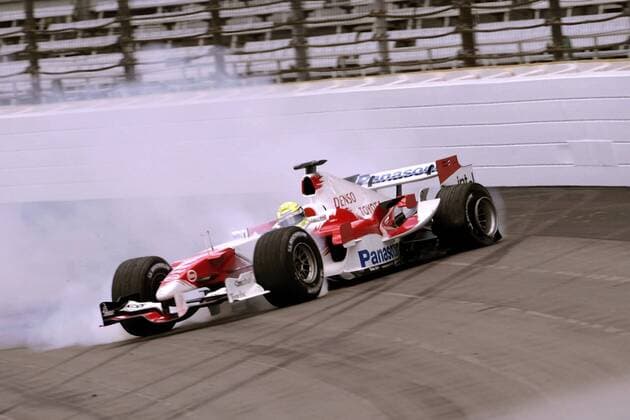 Ralf Schumacher (Deutschland Toyota) bei seinem schweren Unfall im Training zum Großen Preis der USA in Indianapolis (Serie 1 5) Motorsport Grand Prix Herren Großer Preis der USA 2005, Formel 1 Weltmeisterschaft, F1, F, GP, WM, Einzelbild Indianapolis Dynamik,
