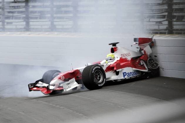 Ralf Schumacher (Deutschland Toyota) bei seinem schweren Unfall im Training zum Großen Preis der USA in Indianapolis (Serie 2 5) Motorsport Grand Prix Herren Großer Preis der USA 2005, Formel 1 Weltmeisterschaft, F1, F, GP, WM, Einzelbild Indianapolis Dynamik,