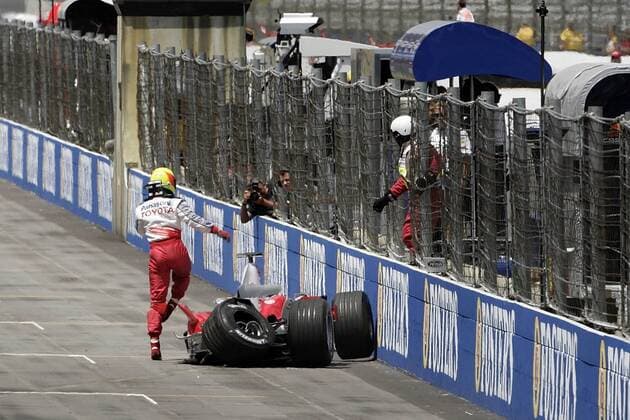 Ralf Schumacher (Deutschland Toyota) steigt nach seinem schweren Unfall im Training zum Großen Preis der USA in Indianapolis aus seinem Boliden Motorsport Grand Prix Herren Großer Preis der USA 2005, Formel 1 Weltmeisterschaft, F1, F, GP, WM, Totale Indianapolis