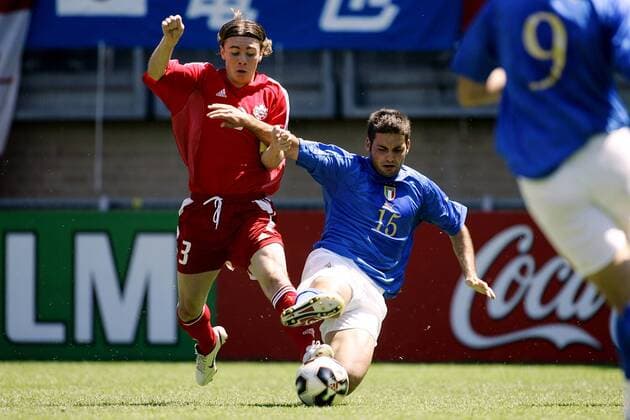 Nicolas Ledgerwood (Kanada U20, li.) gegen Antonio Aquilanti (Italien U20) -  Fußball WM Herren U 20 Junioren Weltmeisterschaft 2005, Länderspiel, Gruppe E Gruppe Kerkrade Dynamik, Kampf,