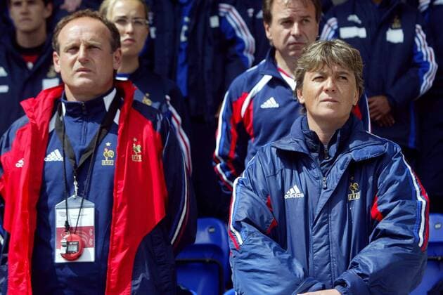 Nationaltrainerin Elisabeth Loisel (re.) und ihr Co Trainer (beide Frankreich) während der Nationalhymne Fußball EM Damen Europameisterschaft 2005, Frauen, Frauenfußball, Länderspiel, Nationalmannschaft, Nationalteam, Vdig Gruppe pan9708 Warrington  