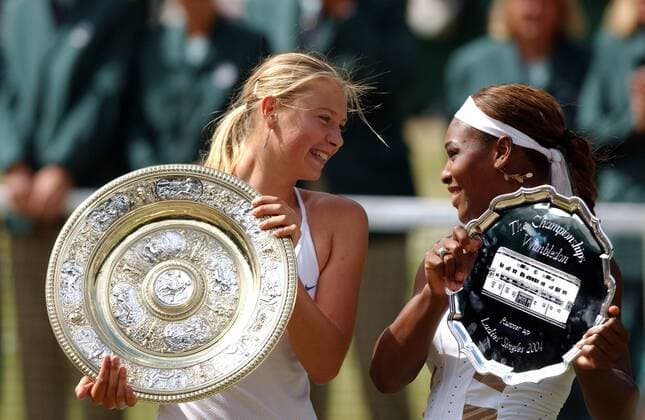 Siegerehrung All England Championships 2004 - Siegerin Maria Sharapova (Rußland, li.) und Serena Williams (USA) Tennis Damen All England Championships 2004, Grand Slam, WTA Tour, Gruppe Wimbledon London