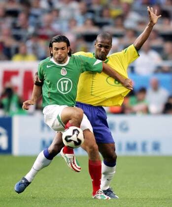 Jose Fonseca (Mexiko, li.) gegen Gilberto (Brasilien) Fußball Länderspiel Herren Confederations Cup 2005, Confederationscup, Länderspiel, Mexiko - Brasilien 1:0 Gruppe Hannover Dynamik, Kampf,
