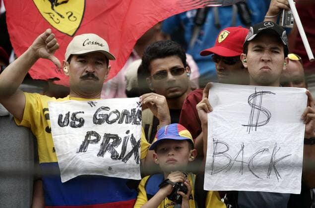 US Gone Prix - Enttäuschte Fans am Rande des GP der USA fordern auf Plakaten vom Veranstalter ihr Geld zurück Motorsport Grand Prix Herren Großer Preis der USA 2005, Formel 1 Weltmeisterschaft, F1, F, GP, WM Gruppe Indianapolis Enttäuschung,