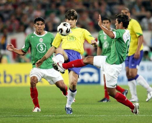 Juninho Pernambucano (Brasilien, Mitte) gegen Alberto Medina (re.), li. Carlos Salcido (beide Mexiko) Fußball Länderspiel Herren Confederations Cup 2005, Confederationscup, Länderspiel, Mexiko - Brasilien 1:0 Gruppe Hannover Dynamik, Kampf,