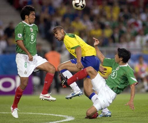 Adriano (Brasilien) gegen Pavel Pardo (li.) und Ricardo Osorio (beide Mexico) Fußball Länderspiel Herren Confederations Cup 2005, Länderspiel, Confederationscup, Konföderationencup, Konföderationen Gruppe Gruppe B Hannover Dynamik,