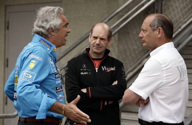 Teamchef Flavio Briatore (Italien Renault, li.) diskutiert heftig mit Teamchef Ron Dennis (re.) und Technikdirektor Adrian Newey (beide England McLaren Mercedes) über die Konsequenzen aus den Reifenproblemen beim GP der USA 2005 Motorsport Grand Prix Herren Großer Preis der USA 2005, Formel 1 Weltmeisterschaft, F1, F, GP, WM Gruppe Indianapolis