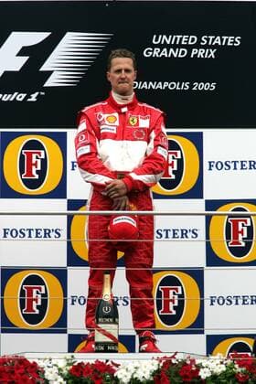 Trotz seines ersten Saisonsiegs beim Großen Preis der USA 2005 wirkt Michael Schumacher (Deutschland Ferrari) auf dem Podium ein wenig zerknirscht - aufgrund eines Boykotts der Michelin Teams waren nur sechs Fahrer am Start Motorsport Grand Prix Herren Großer Preis der USA 2005, Formel 1 Weltmeisterschaft, F1, F, GP, WM Einzelbild Indianapolis Speedway Indianapolis Nachdenklichkeit, Skepsis,