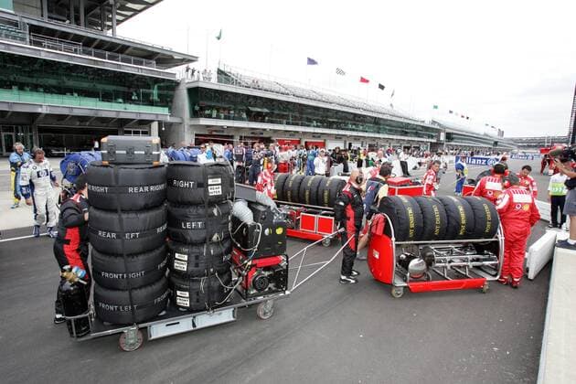 Gut verpackte Bridgestone Reifen vom Team Ferrari Motorsport Grand Prix Herren Großer Preis der USA 2005, Formel 1 Weltmeisterschaft, F1, F, GP, WM Totale Indianapolis Speedway Indianapolis