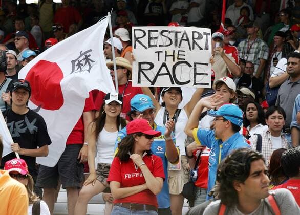 Restart the Race - Die Fans fordern einen Neustart des Rennens, das aufgrund von fehlenden Sicherheitsvorkehrungen nur mit 3 Teams stattfindet Motorsport Grand Prix Herren Großer Preis der USA 2005, Formel 1 Weltmeisterschaft, F1, F, GP, WM Totale Indianapolis Speedway Indianapolis
