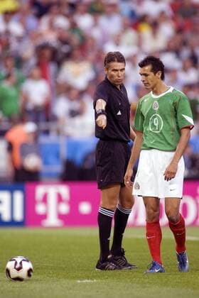 FIFA Schiedsrichter Roberto Rosetti (Italien) gibt Jared Borgetti (Mexico) Anweisungen zur Ausführung des Strafstoßes - Dreimal musste der Schütze antreten und traf beim entscheidenden Versuch nicht Fußball Länderspiel Herren Confederationscup 2005, Confederations Cup, Konföderationencup, Konföderationen, Confedcup, Confed Gruppe Hannover