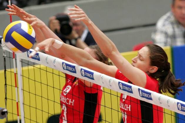 Christiane Fürst (re.) und Nadja Jenzewski (beide Deutschland) - Doppelblock Volleyball Länderspiel Damen Weltmeisterschaftsqualifikation 2005, Länderspiel, Qualifikation, Gruppe Dresden Dynamik,