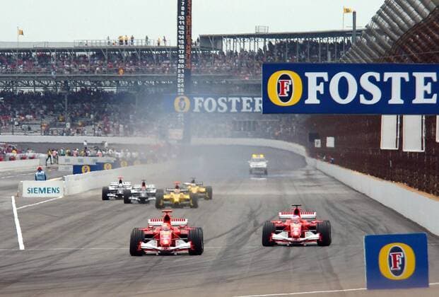 Start zum GP der USA 2005 mit nur sechs Boliden: Michael Schumacher (Deutschland) führt vor seinen Teamkollegen Rubens Barrichello (Brasilien beide Ferrari) das an, was nach dem Startverzicht der Michelin Teams vom Feld übrig blieb Motorsport Grand Prix Herren Großer Preis der USA 2005, Formel 1 Weltmeisterschaft, F1, F, GP, WM Totale Indianapolis