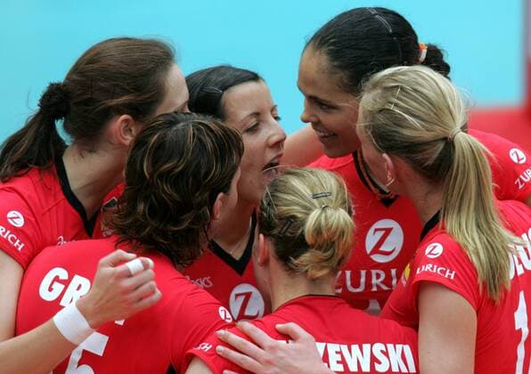 Mannschaftsjubel Deutschland mit Cornelia Dumler (Mitte) und Kathy Radzuweit (2.v.re) Volleyball Länderspiel Damen Weltmeisterschaftsqualifikation 2005, Länderspiel, Qualifikation, Gruppe Dresden Freude,