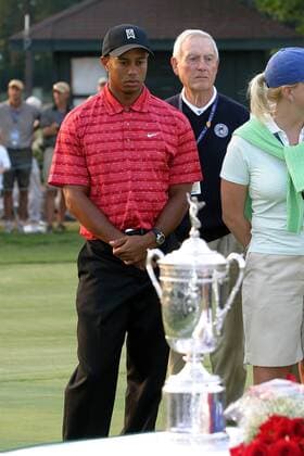 Eldrick Tiger Woods (USA) wird nur Zweiter bei den US Open 2005 und betrachtet enttäuscht den Siegerpokal - (Icon914326) Golf Herren US Open 2005, PGA Tour, Golfen Gruppe Pinehurst Enttäuschung, Nachdenklichkeit, EDITORIAL USE ONLY