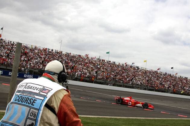 Ein Streckenposten beobachtet Michael Schumacher (Deutschland Ferrari) bei seiner einsamen Fahrt Motorsport Grand Prix Herren Großer Preis von der USA 2005, Formel 1 Weltmeisterschaft, F1, F, GP, WM Totale Indianapolis