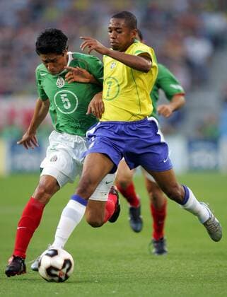 Robinho (Brasilien, re.) gegen Ricardo Osorio (Mexico) Fußball Länderspiel Herren Confederations Cup 2005, Länderspiel, Confederationscup, Konföderationencup, Konföderationen Gruppe Gruppe B Hannover Dynamik,