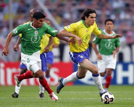 Kaka (Brasilien, re.) gegen Carlos Salcido (Mexico) Fußball Länderspiel Herren Confederations Cup 2005, Länderspiel, Confederationscup, Konföderationencup, Konföderationen Gruppe Gruppe B Hannover Dynamik,