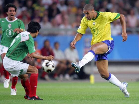 Adriano (Brasilien) zieht ab Fußball Länderspiel Herren Confederations Cup 2005, Länderspiel, Confederationscup, Konföderationencup, Konföderationen Einzelbild Gruppe B Hannover Dynamik,