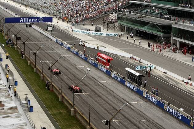 Startaufstellung vor dem GP der USA 2005: nur die Boliden von Michael Schumacher (Deutschland) und Rubens Barrichello (Brasilien beide Ferrari) haben ihre Startplätze 5 und 7 eingenommen, aufgrund der Reifenprobleme von Michelin gingen insgesamt nur... Motorsport Grand Prix Herren Großer Preis der USA 2005, Formel 1 Weltmeisterschaft, F1, F, GP, WM Totale Indianapolis Speedway Indianapolis Leere,