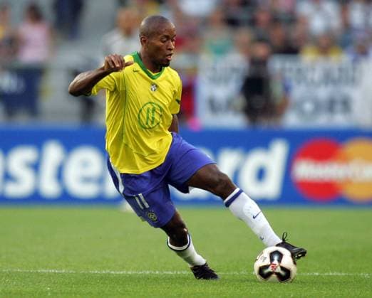 Ze Roberto (Brasilien) am Ball Fußball Länderspiel Herren Confederations Cup 2005, Confederationscup, Konföderationencup, Konföderationen, Länderspiel Einzelbild Hannover Dynamik,