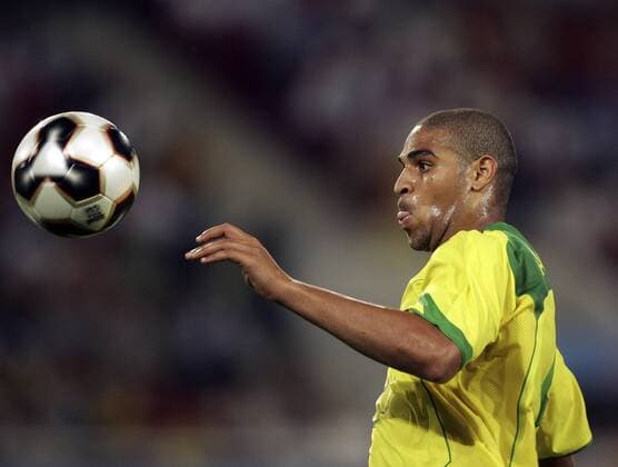 Adriano (Brasilien) fixiert den Ball Fußball Länderspiel Herren Confederationscup 2005, Confederations Cup, Konföderationencup, Konföderationen, Confedcup, Confed Einzelbild Hannover Dynamik,