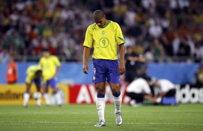 Adriano (Brasilien) enttäuscht Fußball Länderspiel Herren Confederationscup 2005, Confederations Cup, Konföderationencup, Konföderationen, Confedcup, Confed Einzelbild Hannover Enttäuschung,