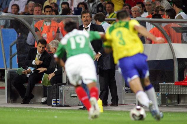 Nationaltrainer Ricardo La Volpe (Mexiko, re.) beobachtet einen Zweikampf Fußball Länderspiel Herren Confederations Cup 2005, Confederationscup, Konföderationencup, Konföderationen, Gruppe B Gruppe pan9783 Hannover  