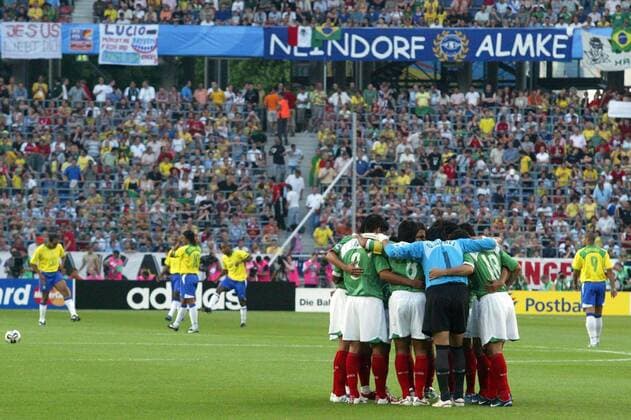 Die Spieler aus Mexiko schwören sich auf die Partie ein, während der Gegner aus Brasilien noch mit Aufwärmübungen beschäftigt ist Fußball Länderspiel Herren Confederations Cup 2005, Confederationscup, Konföderationencup, Konföderationen, Gruppe B Totale pan9783 Hannover Kameradschaft,  