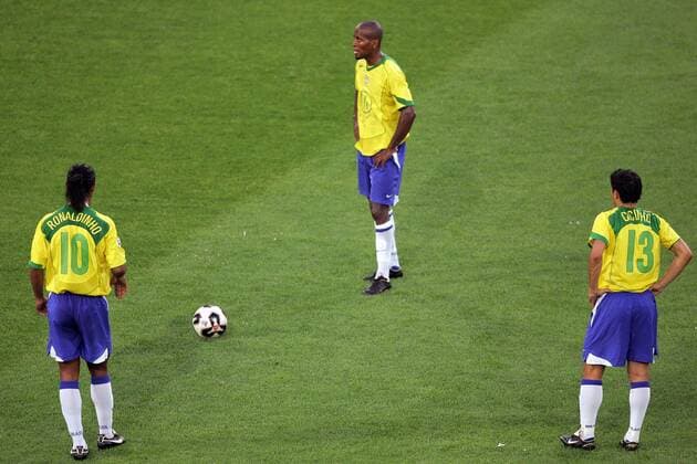 Ronaldinho (li.), Ze Roberto (Mitte) und Cicinho (alle Brasilien) - Wer schießt den Freistoß? Fußball Länderspiel Herren Confederationscup 2005, Confederations Cup, Konföderationencup, Konföderationen, Confedcup, Confed Gruppe Hannover