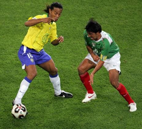 Ronaldinho (Brasilien, li.) gegen Pavel Pardo (Mexico) Fußball Länderspiel Herren Confederationscup 2005, Confederations Cup, Konföderationencup, Konföderationen, Confedcup, Confed Gruppe Hannover Dynamik,