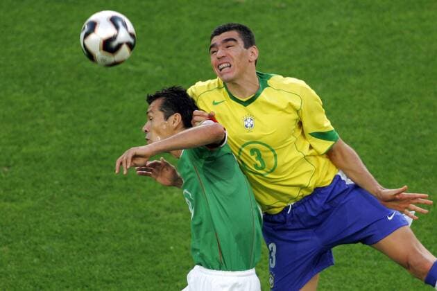 Lucio (Brasilien, re.) gegen Jared Borgetti (Mexico) Fußball Länderspiel Herren Confederationscup 2005, Confederations Cup, Konföderationencup, Konföderationen, Confedcup, Confed Gruppe Hannover Dynamik, Kampf,