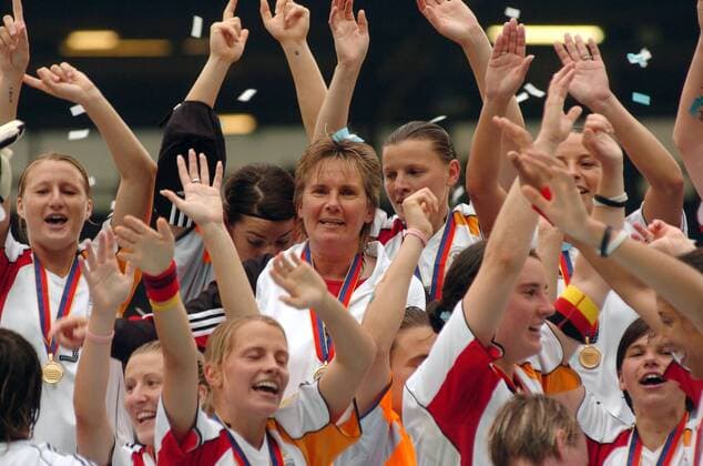 Bundestrainerin Tina Theune Meyer (Deutschland) inmitten ihrer jubelnden Spielerinnen Fußball EM Damen Europameisterschaft 2005, Frauen, Frauenfußball, Finale, Endspiel, Länderspiel Gruppe Blackburn Freude,