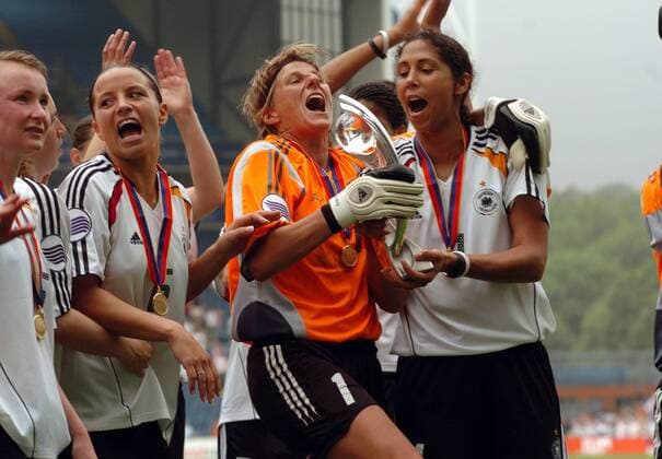 Die Europameister Steffi Jones (re.), Torfrau Silke Rottenberg und Inka Grings (alle Deutschland) jubeln mit der Siegertrophäe Fußball EM Damen Europameisterschaft 2005, Frauen, Frauenfußball, Finale, Endspiel, Länderspiel, Feier, feiern Gruppe Gold, Medaille, Goldmedaille Blackburn Freude, Begeisterung,