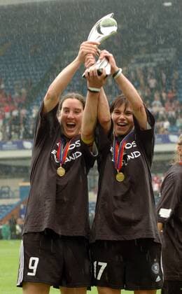 Die Europameister Birgit Prinz (li.) und Ariane Hingst (beide Deutschland) jubeln mit der Siegertrophäe Fußball EM Damen Europameisterschaft 2005, Frauen, Frauenfußball, Finale, Endspiel, Länderspiel, Feier, feiern Gruppe Blackburn Freude,