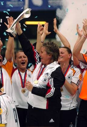 Bundestrainerin Tina Theune Meyer (Deutschland) jubeln mit der Siegertrophäe Fußball EM Damen Europameisterschaft 2005, Frauen, Frauenfußball, Finale, Endspiel, Länderspiel, Feier, feiern Gruppe Nationaltrainerin, Bundestrainerin Blackburn Freude,