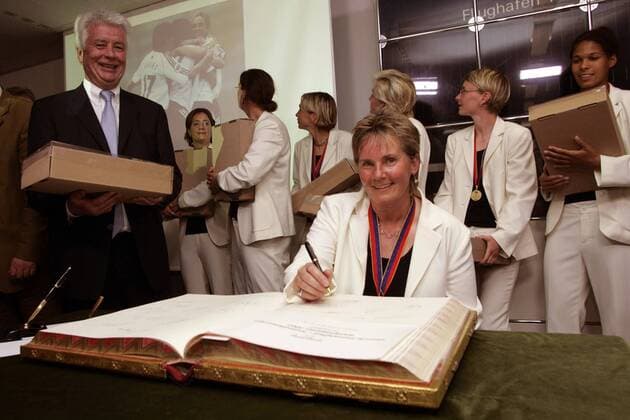 Deutschland ist Europameister 2005 - Bundestrainerin Tina Theune Meyer darf sich in das goldene Buch der Stadt Frankfurt am Main eintragen, li. Bürgermeister Achim Vandreike (SPD Sportdezernent Frankfurt) Fußball EM Damen Europameisterschaft 2005, Nationalmannschaft, Nationalteam, Frauen, Frauenfußball Gruppe Empfang Frankfurt M.