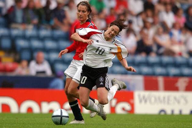 Renate Lingor (Deutschland, re.) gegen Ingvild Stensland (Norwegen) Fußball EM Damen Europameisterschaft 2005, Frauen, Frauenfußball, Finale, Endspiel, Länderspiel Gruppe Blackburn Dynamik,