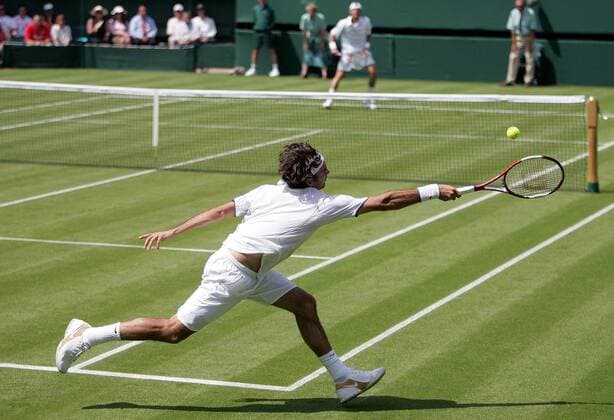 Roger Federer (Schweiz) - Vorhand Tennis Herren All England Championships 2005, Grand Slam, ATP Tour, Rasen, Rasenplatz, Rasentennis, Rasenturnier, Einzelbild Wimbledon London Dynamik,