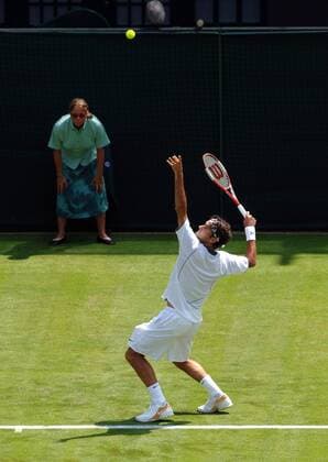 Roger Federer (Schweiz) - Aufschlag Tennis Herren All England Championships 2005, Grand Slam, ATP Tour, Rasen, Rasenplatz, Rasentennis, Rasenturnier Einzelbild Wimbledon London